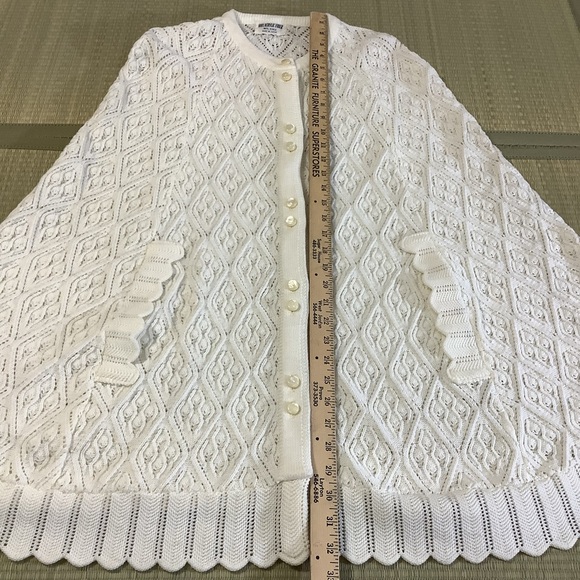 70s vintage White cable knit Acrylic button up poncho made in Japan - Picture 4 of 7